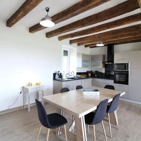 Semesterbostad Maison De Charme Renovee Avec Cheminee Et Terrasse, Proche Du Parc Des Volcans, Ideale Pour Randonnees - Fr-1-742-429 *
