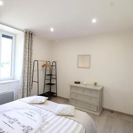 Maison De Charme Renovee Avec Cheminee Et Terrasse, Proche Du Parc Des Volcans, Ideale Pour Randonnees - Fr-1-742-429 *
