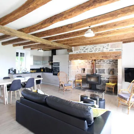 Maison De Charme Renovee Avec Cheminee Et Terrasse, Proche Du Parc Des Volcans, Ideale Pour Randonnees - Fr-1-742-429 Pléaux