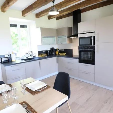 Maison De Charme Renovee Avec Cheminee Et Terrasse, Proche Du Parc Des Volcans, Ideale Pour Randonnees - Fr-1-742-429 * Pléaux